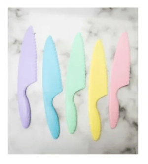 CUCHILLO PLASTICO COLOR PASTEL X 30.5 CM.